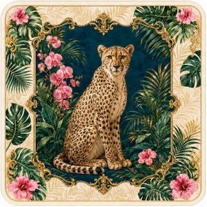Op de afbeelding: Een vierkant decoratief paneel met een centrale jachtluipaard zittend in een sierlijke gouden lijst. De achtergrond is diepblauwgroen, omringd door weelderige groene tropische palmbladeren en roze hibiscus- en orchideeënbloemen op een crèmekleurige rand.