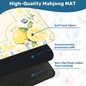 Pu&ograve; includere: Un tappetino da Mahjong di alta qualit&agrave; con un design a limone. Lo strato superiore presenta un motivo a limone e mirtillo. Il tappetino ha un tessuto tecnico morbido, protezione ambientale XPE e un supporto in schiuma di gomma spessa antiscivolo.
