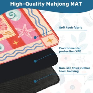 K&ouml;nnte beinhalten: Ein farbenfrohes Mahjong-Spielbrett mit Strandmotiv, das ein rosa-rotes Streifendesign mit Seestern- und Muschelmotiven aufweist. Die Matte hat eine Oberfl&auml;che aus weichem Tech-Gewebe, Umweltschutz XPE und eine rutschfeste, dicke Schaumstoffr&uuml;cken. Der Text "High-Quality Mahjong MAT" steht oben.