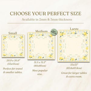 Pu&ograve; includere: Immagine di tre tovagliette quadrate con un design a limoni e mirtilli. Le dimensioni sono piccole (53x53cm), medie (80x80cm) e grandi (83.8x83.8cm). Il testo recita "Scegli la tua taglia perfetta".
