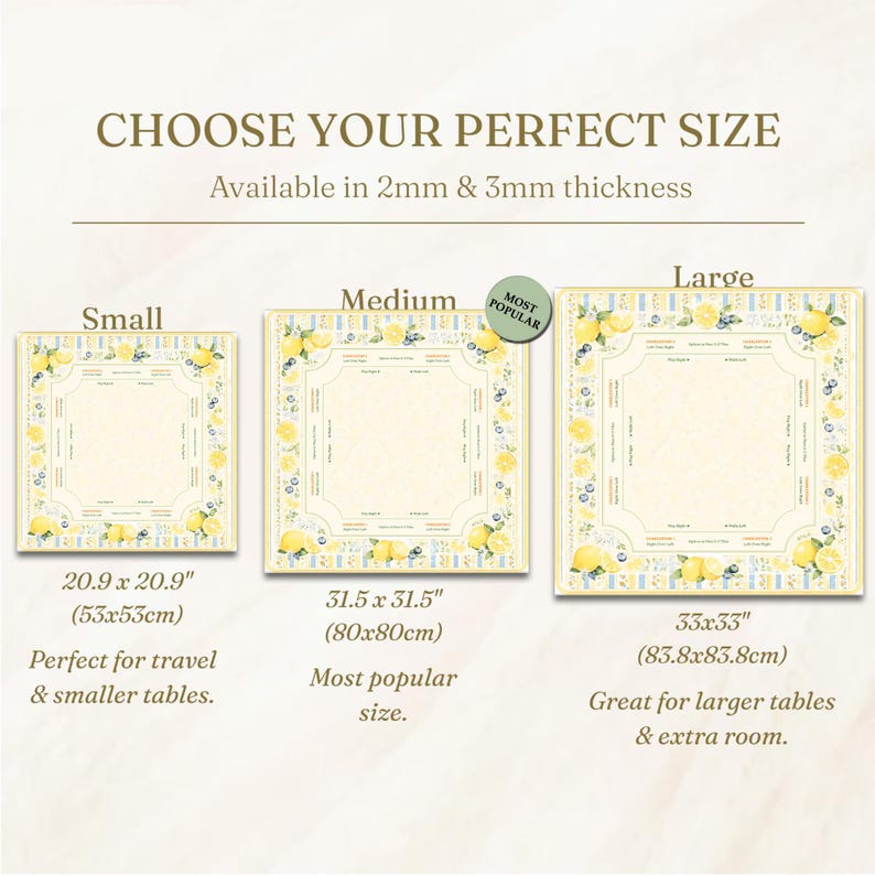 Pu&ograve; includere: Immagine di tre tovagliette quadrate con un design a limoni e mirtilli. Le dimensioni sono piccole (53x53cm), medie (80x80cm) e grandi (83.8x83.8cm). Il testo recita "Scegli la tua taglia perfetta".