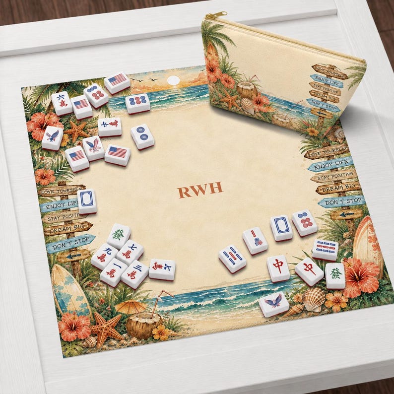 K&ouml;nnte beinhalten: Mahjong-Set mit Strandmotiv. Das Set enth&auml;lt Spielsteine, eine Spielmatte und eine Rei&szlig;verschlusstasche. Die Spielmatte zeigt eine Strandszene mit Palmen, einem Surfbrett und den Buchstaben "RWH". Die Tasche hat eine Strandszene und die Worte "Enjoy Life".