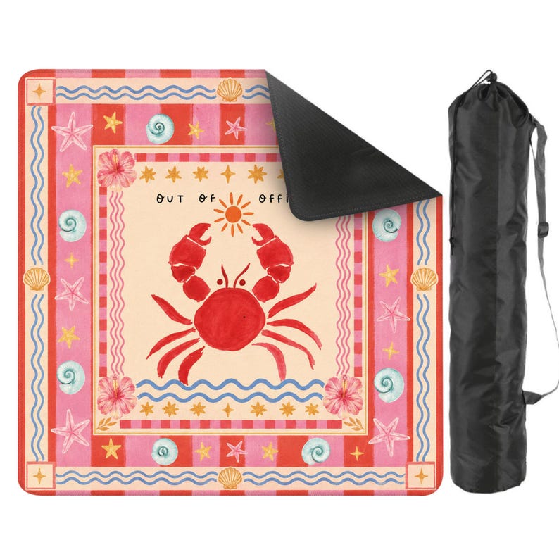 K&ouml;nnte beinhalten: Strand-Yoga-Matte mit einer roten Krabben-Illustration, Muscheln und dem Text "OUT OF OFFICE". Die Matte hat ein rosa, rotes und beiges Farbschema und wird mit einer schwarzen Tragetasche geliefert.