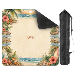 K&ouml;nnte beinhalten: Eine Yogamatte mit Strandmotiv. Die Matte zeigt eine sandige Strandszene mit Palmen, Hibiskusbl&uuml;ten und Surfbrettern. Der Text "ENJOY LIFE", "STAY POSITIVE", "DREAM BIG" und "DON'T STOP" ist sichtbar. Inklusive einer schwarzen Tragetasche.