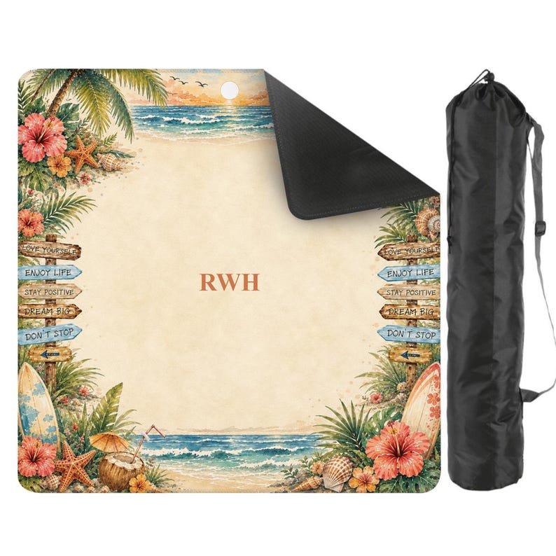 K&ouml;nnte beinhalten: Eine Yogamatte mit Strandmotiv. Die Matte zeigt eine sandige Strandszene mit Palmen, Hibiskusbl&uuml;ten und Surfbrettern. Der Text "ENJOY LIFE", "STAY POSITIVE", "DREAM BIG" und "DON'T STOP" ist sichtbar. Inklusive einer schwarzen Tragetasche.