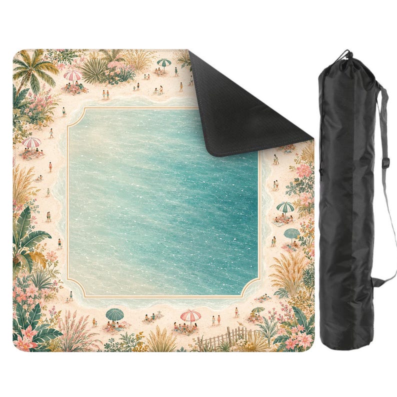 Puede incluir: Una esterilla de yoga rectangular con un dise&ntilde;o de escena de playa, que presenta un oc&eacute;ano turquesa y una playa de arena con personas, sombrillas y plantas. Incluye una bolsa de transporte negra con una correa para el hombro.