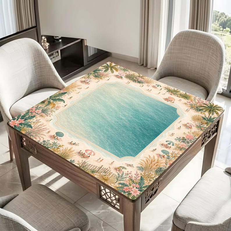 Puede incluir: Una mesa cuadrada de madera con dise&ntilde;o de playa. La tapa presenta una escena central de agua turquesa rodeada por un borde de playa arenosa con detalles florales y palmeras. La mesa tiene cortes decorativos en los lados. Mide aproximadamente 90 cm x 90 cm.