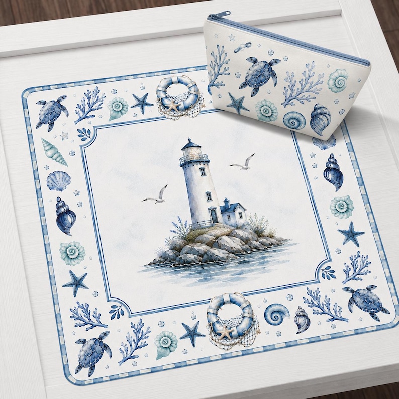 Puede incluir: Un conjunto de tem&aacute;tica n&aacute;utica con un dise&ntilde;o de acuarela. El conjunto incluye una alfombra cuadrada con un faro, criaturas marinas y una bolsa con cremallera con im&aacute;genes similares. La paleta de colores es principalmente azul y blanco.