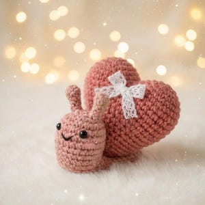 Caracol de ganchillo con concha de corazón Amigurumi / Regalo de San Valentín hecho a mano / Adorable peluche de bicho del amor para él y ella / Decoración romántica única