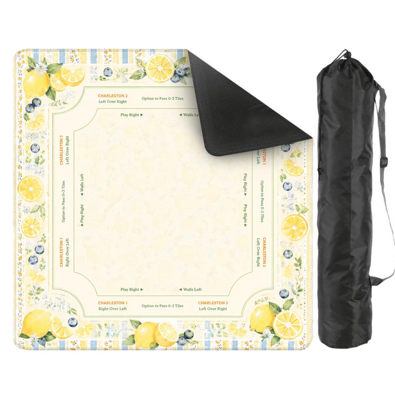 Pu&ograve; includere: Un tappetino da gioco rettangolare con un design a limone e mirtillo. Il tappetino ha un centro color crema con un bordo decorativo con limoni, mirtilli e accenti floreali. &Egrave; inclusa una borsa da trasporto nera.