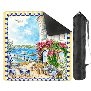 Puede incluir: Una esterilla de yoga rectangular con una pintura de acuarela de un caf&eacute; junto al mar, mesas y sombrillas azules. La esterilla tiene un borde amarillo con un dise&ntilde;o ondulado azul y viene con una bolsa de transporte negra.