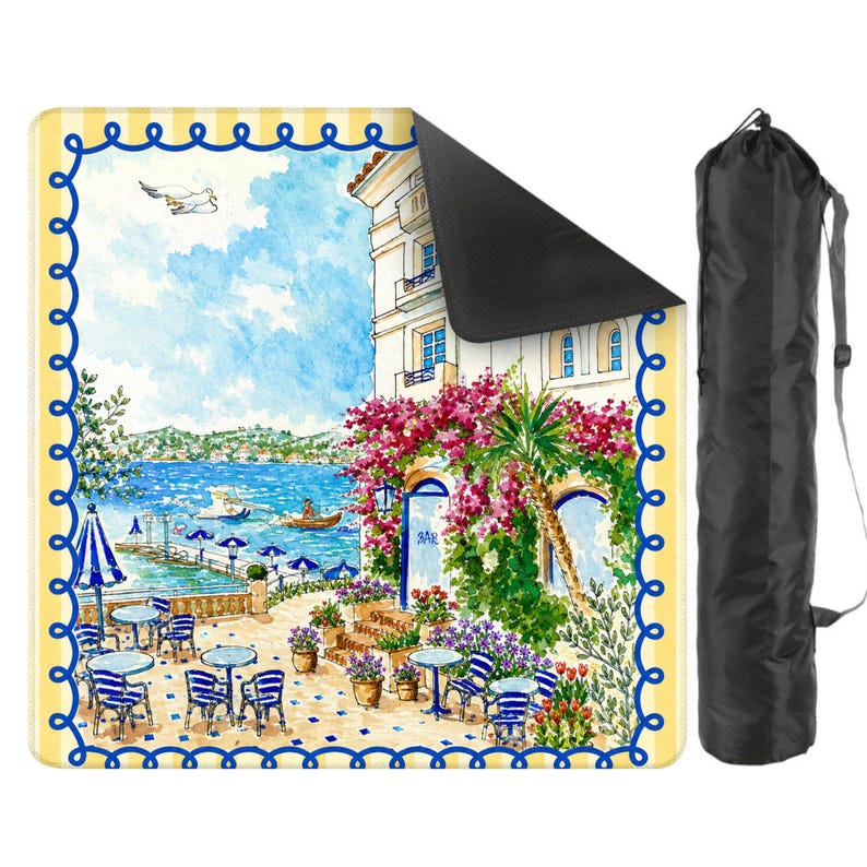 Puede incluir: Una esterilla de yoga rectangular con una pintura de acuarela de un caf&eacute; junto al mar, mesas y sombrillas azules. La esterilla tiene un borde amarillo con un dise&ntilde;o ondulado azul y viene con una bolsa de transporte negra.