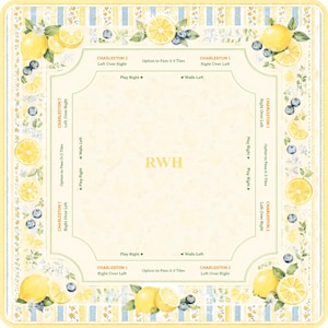 Pu&ograve; includere: Tappetino decorativo quadrato giallo e bianco con un design a limoni e mirtilli. Il tappetino presenta testo attorno al bordo, tra cui "Charleston" e "Play Right". Il centro presenta le lettere "RWH".