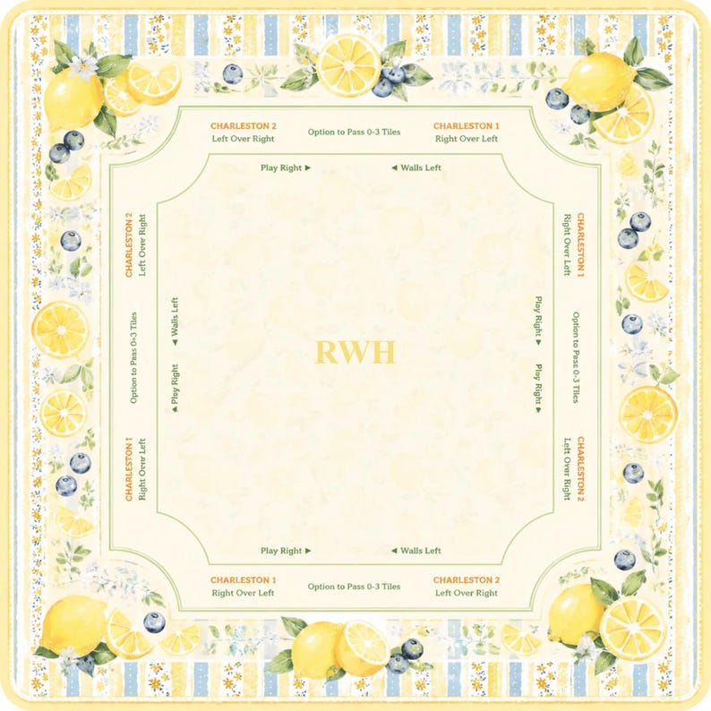 Pu&ograve; includere: Tappetino decorativo quadrato giallo e bianco con un design a limoni e mirtilli. Il tappetino presenta testo attorno al bordo, tra cui "Charleston" e "Play Right". Il centro presenta le lettere "RWH".