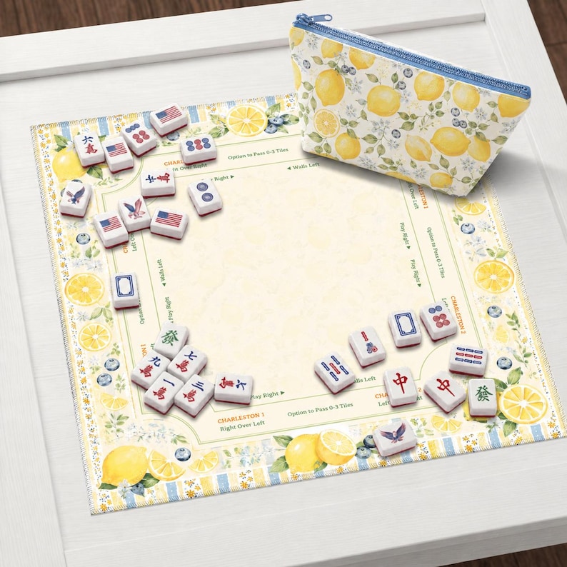 Pu&ograve; includere: Un set di Mahjong con tessere raffiguranti vari simboli e disegni, tra cui bandiere americane. Il set &egrave; disposto su un tappetino decorativo con motivi di limoni e mirtilli. &Egrave; presente anche un astuccio con cerniera abbinato con un motivo a limoni.