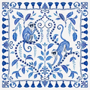 Op de afbeelding: Een vierkante decoratieve print met twee blauw-witte apen op gebogen, gestreepte takken. Het ontwerp bevat symmetrisch blauw gebladerte en een rand bestaande uit herhalende blauwe kwastjes op een effen witte achtergrond.
