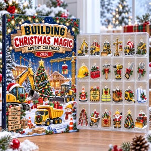 Puede incluir: Un calendario de Adviento Building Christmas Magic 2026 con una caja de temática de construcción, camiones amarillos, un árbol decorado y un muñeco de nieve. Junto a él, una bandeja de plástico transparente contiene veinticuatro adornos.