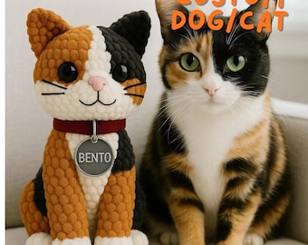 Puede incluir: Un juguete de peluche de gato tejido con un collar rojo y una etiqueta que dice "Bento" está junto a un gato calicó real. El gato de peluche es marrón, negro y blanco. El texto "CUSTOM DOG/CAT" está escrito en naranja encima del gato real.