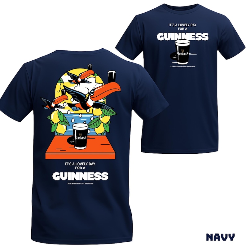 Peut inclure: T-shirts bleu marine avec un motif Guinness. L'un pr&eacute;sente une illustration de toucan avec une pinte de Guinness, des citrons et le texte "It's a lovely day for a Guinness". L'autre a un graphique de pinte de Guinness et du texte.