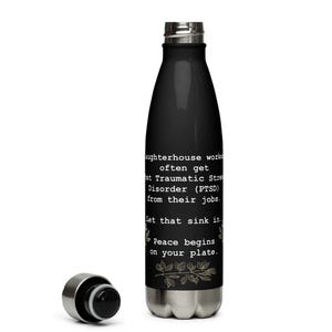 Könnte beinhalten: Eine schwarze Edelstahl-Wasserflasche mit silbernem Deckel und Boden. Die Flasche hat weißen Text, der lautet: "Schlachthausarbeiter bekommen oft eine posttraumatische Belastungsstörung (PTBS) von ihrer Arbeit. Lass das auf dich wirken. Frieden beginnt auf deinem Teller."