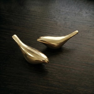 ゴールドバードキャビネットノブ - ミニマルな真鍮製バード引き出し取っ手 - 子供部屋、ドレッサー、ワードローブ、キッチン用のユニークな動物モチーフの家具ハンドル