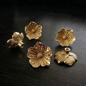 Puxadores de latão maciço em formato de flor de cerejeira, puxadores florais dourados para armários, puxadores decorativos para cômodas, móveis e quartos de bebê, 43 x 20 mm, 1 peça