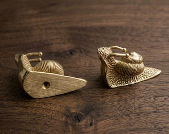 Puxadores de Armário em Latão com Caracol Dourado - Puxadores de Gaveta Exclusivos em Formato de Animal para Quarto de Bebê, Puxadores de Móveis Divertidos para Cômoda, Ferragens em Latão Maciço