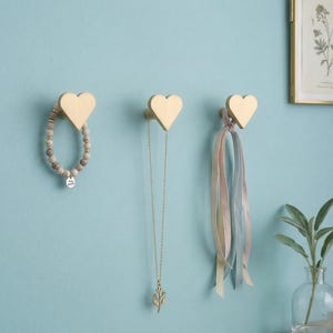 Może przedstawiać: Rustykalny drewniany szyld z napisem "Welcome to our home" w białych literach. Szyld ma postarzaną powierzchnię i prosty, zapraszający design, idealny na ganek lub do przedpokoju.