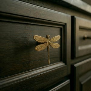 Tirador de latón con diseño de libélula dorada para armario, tirador de cajón con diseño de animal art déco, pomo de inspiración natural para armario de habitación infantil, herrajes modernos.
