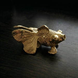 Luksusowe mosiężne uchwyty do szafek w kształcie złotej rybki, gałki do szuflad w stylu art déco w kształcie ryby, unikatowe okucia meblowe z połowy XX wieku, uchwyt kuchenny w stylu marynistycznym