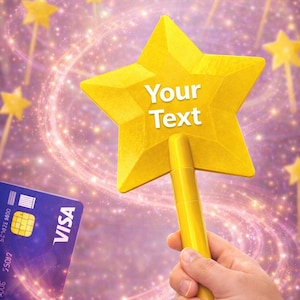 Può includere: Una bacchetta magica gialla a forma di stella con il testo "Your Text" è tenuta in mano. Una carta di credito Visa blu è nell'angolo in basso a sinistra. Lo sfondo è un rosa-viola scintillante.