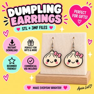 Könnte beinhalten: Ein Paar Hängeohrringe mit einer cremefarbenen Knödel-Figur mit rosa Schleife, schwarzen Augen und rosa Wangen. Die Ohrringe sind auf einem beigen Ständer präsentiert. Der Text umfasst DUMPLING EARRINGS, STL + 3MF FILES, INSTANT DOWNLOAD, BEGINNER FRIENDLY, COMMERCIAL USE INCLUDED und MAKE EVERYDAY BRIGHTER.