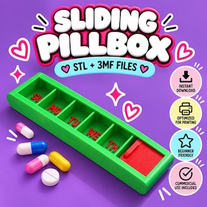 Könnte beinhalten: Eine grüne, rechteckige Schiebe-Pillendose mit fünf Fächern, die mit rotem Text SU, MO, TU, WE, TH beschriftet sind. Neben der Pillendose liegen vier Kapseln und eine runde weiße Tablette. Der Text SLIDING PILLBOX STL + 3MF FILES ist zu sehen.