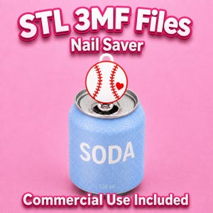 Puede incluir: Una lata de refresco azul claro con la palabra "SODA" en blanco y un abridor de uñas con temática de béisbol. El abridor de uñas es blanco con costuras rojas y un corazón rojo. El texto "STL 3MF Files Nail Saver" está encima de la lata.