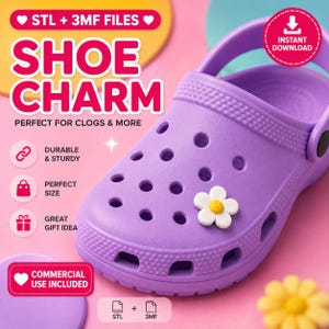 Op de afbeelding: Een paarse klomp met een wit en geel madeliefvormig bedeltje aan de voorkant. De afbeelding bevat de tekst STL + 3MF FILES, SHOE CHARM, PERFECT FOR CLOGS & MORE, DURABLE & STURDY, PERFECT SIZE, GREAT GIFT IDEA en COMMERCIAL USE INCLUDED.