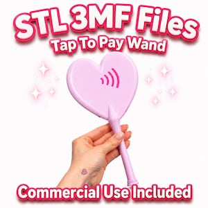 Op de afbeelding: Een roze hartvormige toverstaf met een handvat, met een symbool voor contactloos betalen. De toverstaf wordt tegen een witte achtergrond gehouden, met de tekst "STL 3MF Files Tap To Pay Wand" en "Commercial Use Included" in roze en wit.