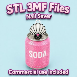 Puede incluir: Una lata de refresco rosa con la palabra "SODA" en blanco, con un protector de uñas en forma de concha blanco y negro. La lata tiene gotas de agua y una etiqueta de 330 ml. El texto en la parte superior dice "STL 3MF Files Nail Saver".