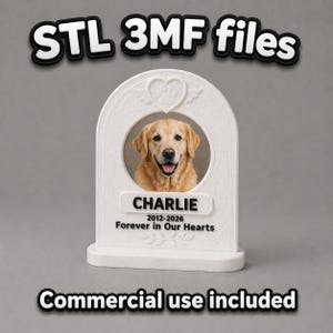 Pode incluir: Um memorial branco para animais de estimação com uma foto de um golden retriever chamado Charlie. O memorial inclui o texto "CHARLIE 2012-2026 Forever in Our Hearts." A parte superior do memorial tem um design de coração e pegada. O texto "STL 3MF files" e "Commercial use included" também estão presentes.