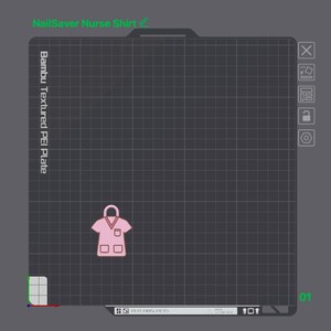 Może przedstawiać: Cyfrowy interfejs przedstawiający płytę Bambu Textured PEI z wzorem siatki i ikoną r&oacute;żowej koszuli pielęgniarskiej. Tekst NailSaver Nurse Shirt jest widoczny u g&oacute;ry, wraz z dodatkowymi ikonami i etykietami dla materiał&oacute;w PLA, ABS i PETG.