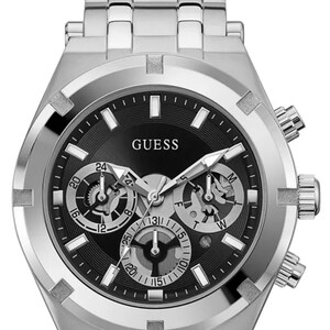 Op de afbeelding: Zilverkleurig Guess horloge met zwarte wijzerplaat. Het horloge heeft meerdere sub-wijzerplaten, zilveren wijzers en de merknaam "GUESS". De band is van roestvrij staal en de lunette is getextureerd. Een stijlvol accessoire.