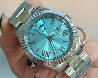 Guess Connoisseur herenhorloge: turkooisblauwe wijzerplaat, 42 mm stalen kast, dag-datum