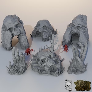 Pode incluir: Um conjunto de peças de terreno cinzentas em forma de caveira para jogos de mesa. O conjunto inclui arcos, uma caveira com escadas e formações rochosas. Pequenas figuras vermelhas são colocadas perto do terreno, sugerindo a escala. Para jogos de fantasia ou terror.