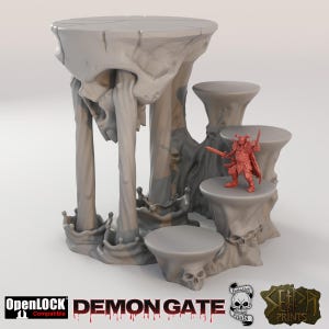 Op de afbeelding: Een grijs Demon Gate terreinstuk met meerdere niveaus, met details van schedels en boomstammen. Een klein rood figuurtje staat op een platform. De tekst "DEMON GATE" is onderaan zichtbaar.