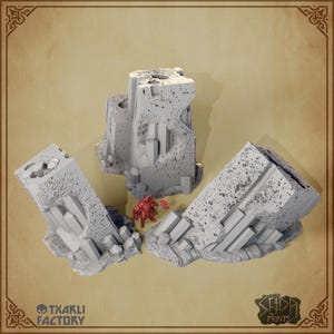 Peut inclure: Trois pièces de terrain géométriques grises et texturées pour les jeux de société. Une petite figurine rouge est placée près du terrain. Les pièces ont un aspect rugueux et rocheux. L'image comprend le texte "TXARLI FACTORY" et "SEER PRINTS".