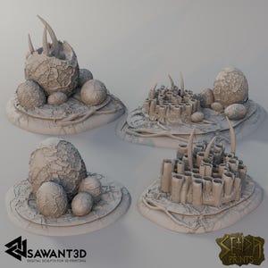 Könnte beinhalten: Vier 3D-gedruckte Skulpturen von außerirdischen Strukturen. Jede Skulptur weist ein strukturiertes, organisches Design mit knollenförmigen Formen, Türmen und einer Basis mit wurzelartigen Details auf. Die Skulpturen sind in einer neutralen Farbe gehalten, die sich zum Bemalen eignet.