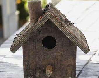 Natural Wood Hanging Birdhouse – Decorative Outdoor Bird Nesting Box for Garden & Porch