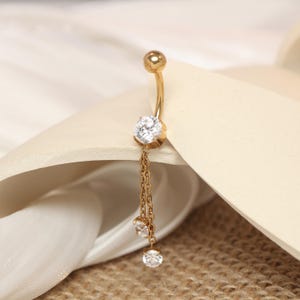 Piercing de ombligo elegante con cadena colgante de 14G, delicado y minimalista, ideal como regalo.