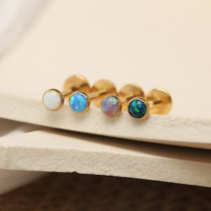 Pendiente de titanio con pequeño ópalo dorado para rosca interna de 16g y 18g para labret, cartílago, nariz, tragus y labio.