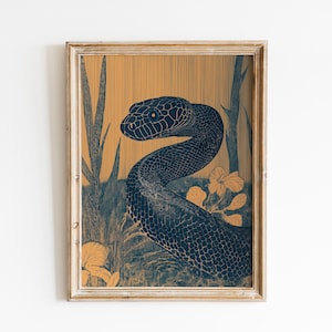 Könnte beinhalten: Gerahmter Kunstdruck mit einer detaillierten Illustration einer dunkelblauen Schlange mit strukturiertem Muster. Die Schlange befindet sich vor einem Hintergrund aus hohem Gras, Blumen und einem goldgelben Hintergrund. Das Kunstwerk ist in einem Holzrahmen eingefasst.