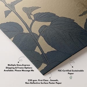 Peut inclure: Gros plan sur une affiche avec une illustration botanique de feuilles et de tiges bleues et beiges. L'affiche est faite de papier de surface lisse et non r&eacute;fl&eacute;chissant de 220 g/m&sup2;. Le texte sur l'affiche indique "FSC-Certified Sustainable Paper".